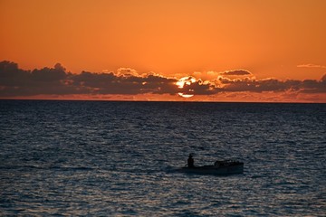 sonnenuntergang mit einem Fischerboot