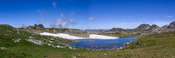 Fototapeta premium Lac de montagne et son névé