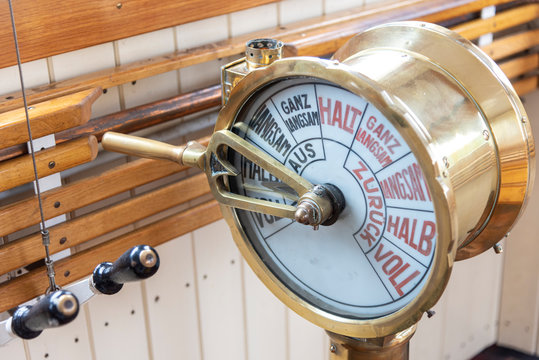 Maschinentelegraf auf der Br&uuml;cke eines Dampfschiffs