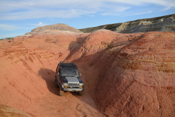 Fototapeta na wymiar SUV in the desert overcomes obstacles