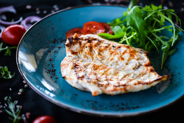 grilled chicken breast & rucola salad