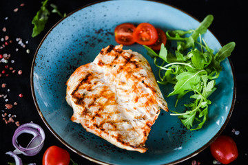 grilled chicken breast & rucola salad