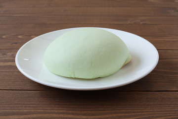 お皿にのせた メロン パン 木のテーブル