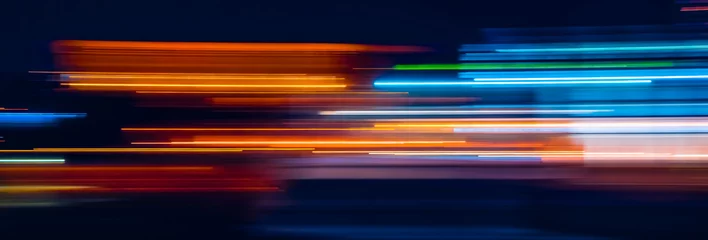 Abstrakte Regenbogenlichtspuren auf dem dunklen Hintergrund © Roberto Sorin
