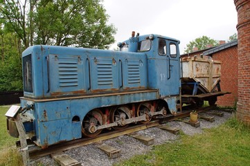 Fototapeta na wymiar Diesel-Motor-Lokomotive mit Klapp-Kübellore