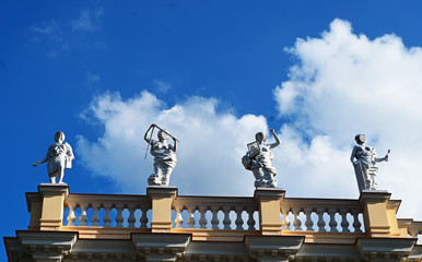 Obraz premium old statues on an ancient palace in europe