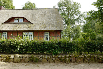 Fototapeta na wymiar Reetdachhaus in der Lüneburger Heide