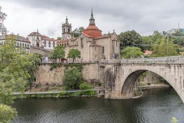 Fototapeta na wymiar Église du Monastère et pont São Gonçalo à Amarante, Portugal