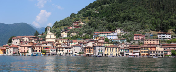 Fototapeta na wymiar Italie - Lac d'Iséo - Panorama de la ville de Peschiera Maraglio sur l'ile de Monte Isola