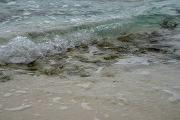 Steine unter Wasser mit Wellen