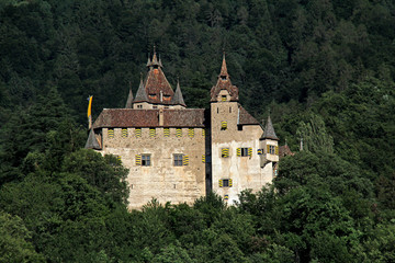 Fototapeta na wymiar castel d'Enna sopra Montagna (Trento)