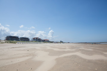 Menschenleerer Sandstrand bei Cadzand