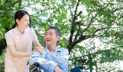 介護　お年寄り　ケアマネージャー