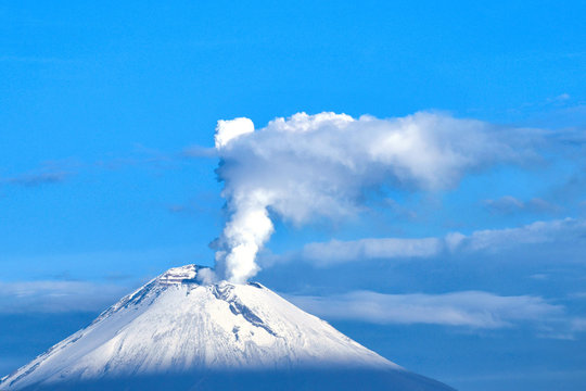 Volcán Popocatépetl con fumarola en Puebla México - Powered by Adobe