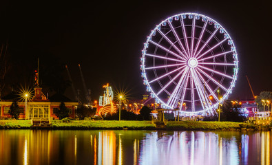 Iluminacje świetlne, diabelski młyn © Dreamnordno