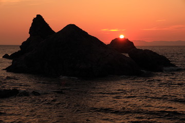 小島へ降りた太陽