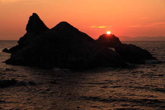 小島へ降りた太陽
