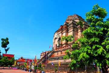 Obraz premium The old pagoda built from brown bricks in Thailand at the top has disappeared, is located in a temple area with trees on the side in the daytime and behind the sky.