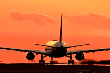 Fototapeta na wymiar 美しい夕焼けを背景に輝く飛行機　Sparkling airplane against a background of beautiful sunset　　The most beautiful Glows the luck of the sunset Flying happiness Aircraft image carrying good luck