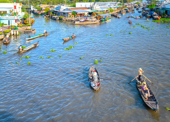 Obraz premium Buying and selling agricultural products on river crowded with boats fruit, flowers, agricultural products on busiest floating market in Soc Trang, Vietnam