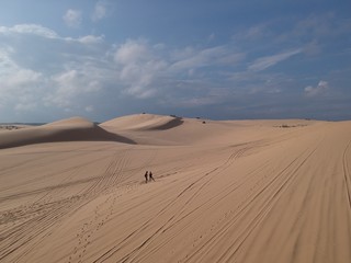 Fototapeta na wymiar Pareja andando por el desierto