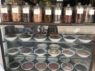 Botellas con comida y medicina