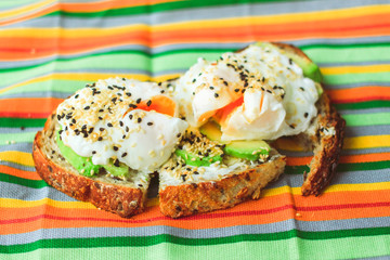 Бутерброд с сыром, авакадо и яйцом на зерновом хлебе. Сытный завтрак.