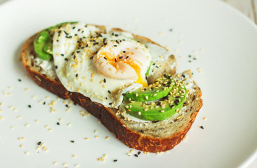 Бутерброд с сыром, авакадо и яйцом на зерновом хлебе. Сытный завтрак.