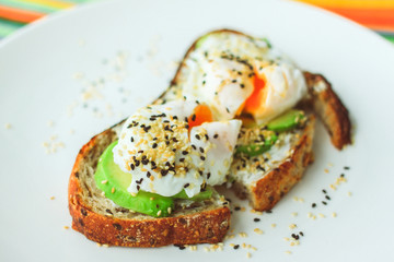 Бутерброд с сыром, авакадо и яйцом на зерновом хлебе. Сытный завтрак.