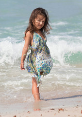 Modella sulla spiaggia