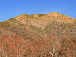 刈込池から見た越前三ノ峰　福井県大野市