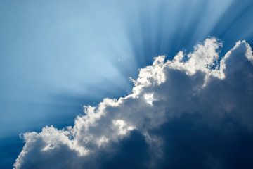 日差し・雲から太陽・薄明光線
