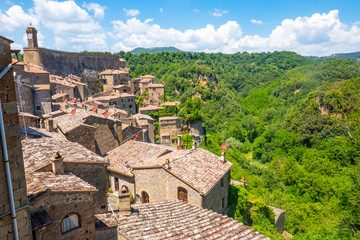 Fototapeta na wymiar Veduta della città medievale di Sorano, Toscana, Italia, con cielo blu nel giugno 2019