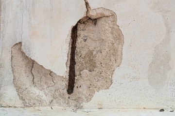 Concrete wall with rusty steel line inside.
