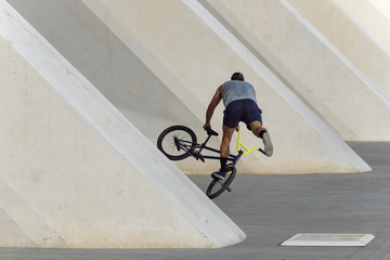 Joven ciclista de BMX realizando prácticas con la bicicleta © AmadeoAV