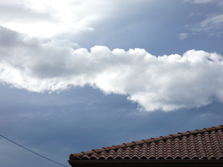 Nubes tormentosas, nubes en verano cargadas de lluvia