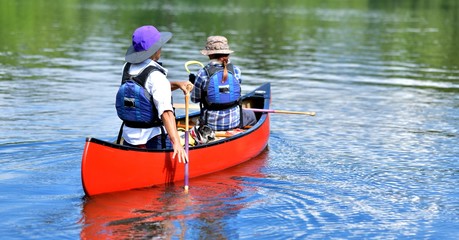 夏の湖・カヌーを楽しむ家族