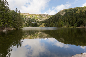 Fototapeta na wymiar Lac et reflets en montagne