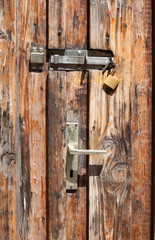 Alter Holzschuppen mit tür und Türschloss