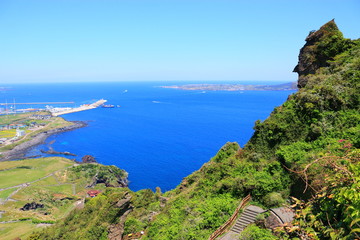 제주에 있는 세계자연유산 "일출봉"의 풍경이다.