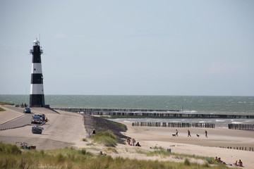 K&uuml;stenschutz durch h&ouml;lzerne Buhnen am Sandstrand