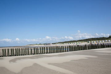 Küstenschutz durch hölzerne Buhnen am Sandstrand