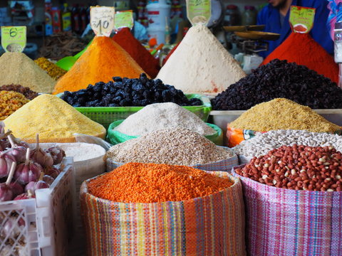 Auswahl von Gewürzen auf einen Marokkanischen Markt Souk