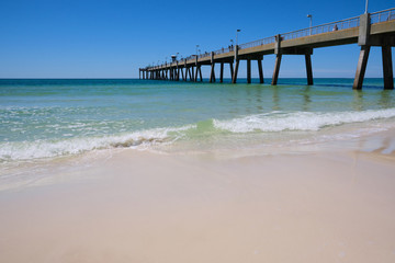 Traumhafter Strand mit Pier in Pensacola (Florida)