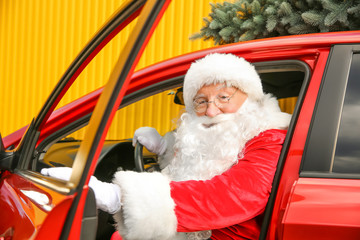 Obraz premium Santa Claus sitting in modern car