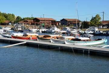 Fototapeta na wymiar France, Aquitaine, port de la Teste de Buch, les pinasses sont des bateaux traditionnels du bassin d'Arcachon, au second plan les cabanes d'ostréiculteurs.