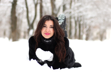 Fototapeta na wymiar A young woman walk in a winter park