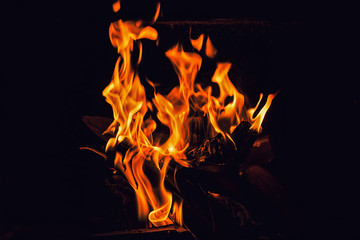 llamas de fuego en movimiento en un fondo negro