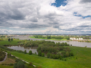 Panorama aus der Vogelperspektive der Rheinwiesen in Duisburg