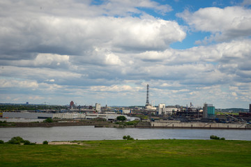 Panorama aus der Vogelperspektive der Rheinwiesen in Duisburg
